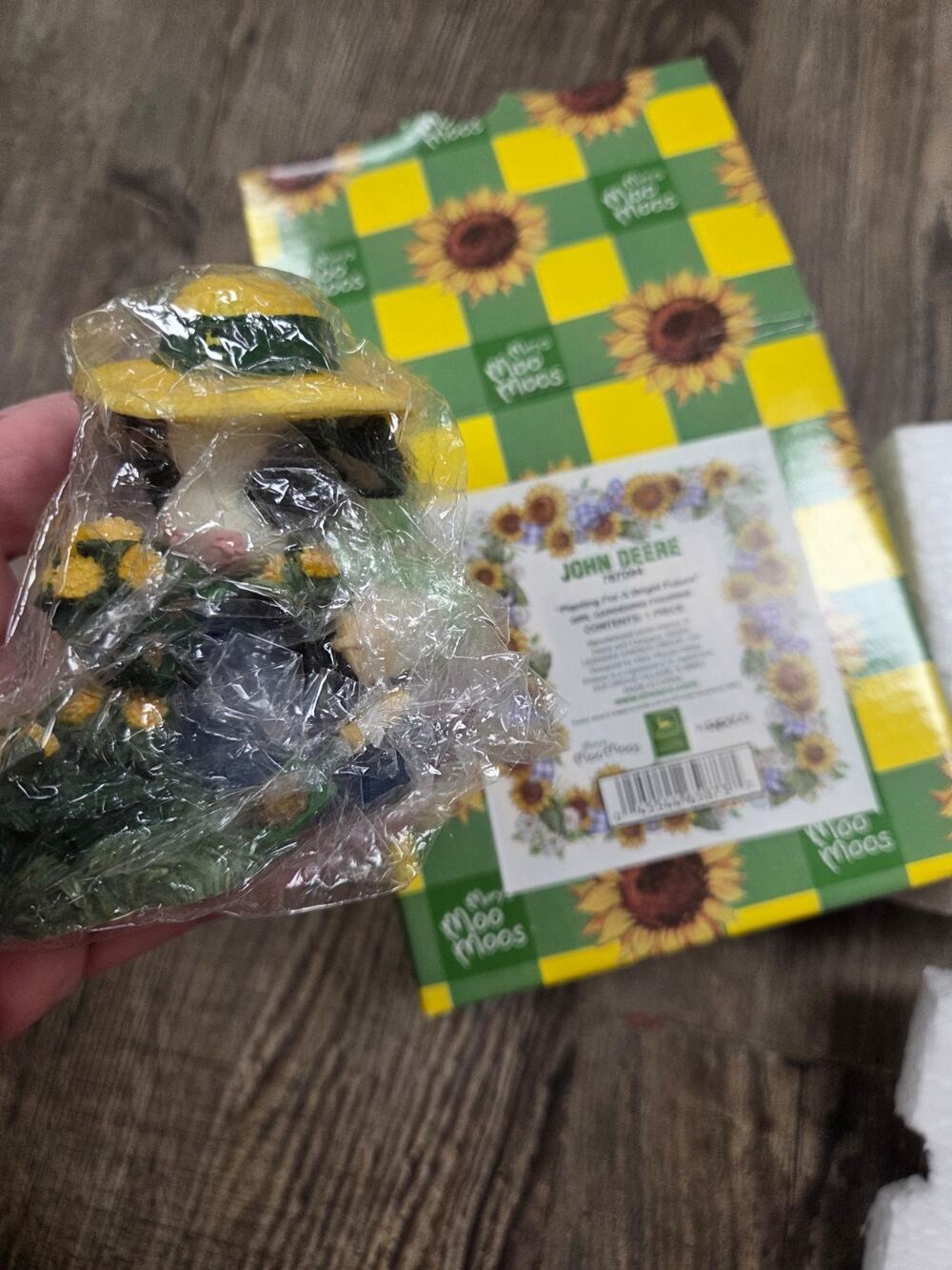 Mary Moo Moo's "Moo-or “planting For A Bright Future” Figurine-787094 NEW